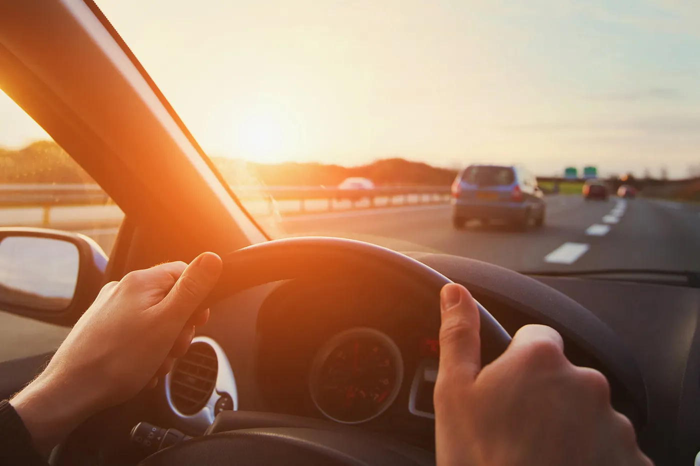 Conducteur au volant en situation de conduite