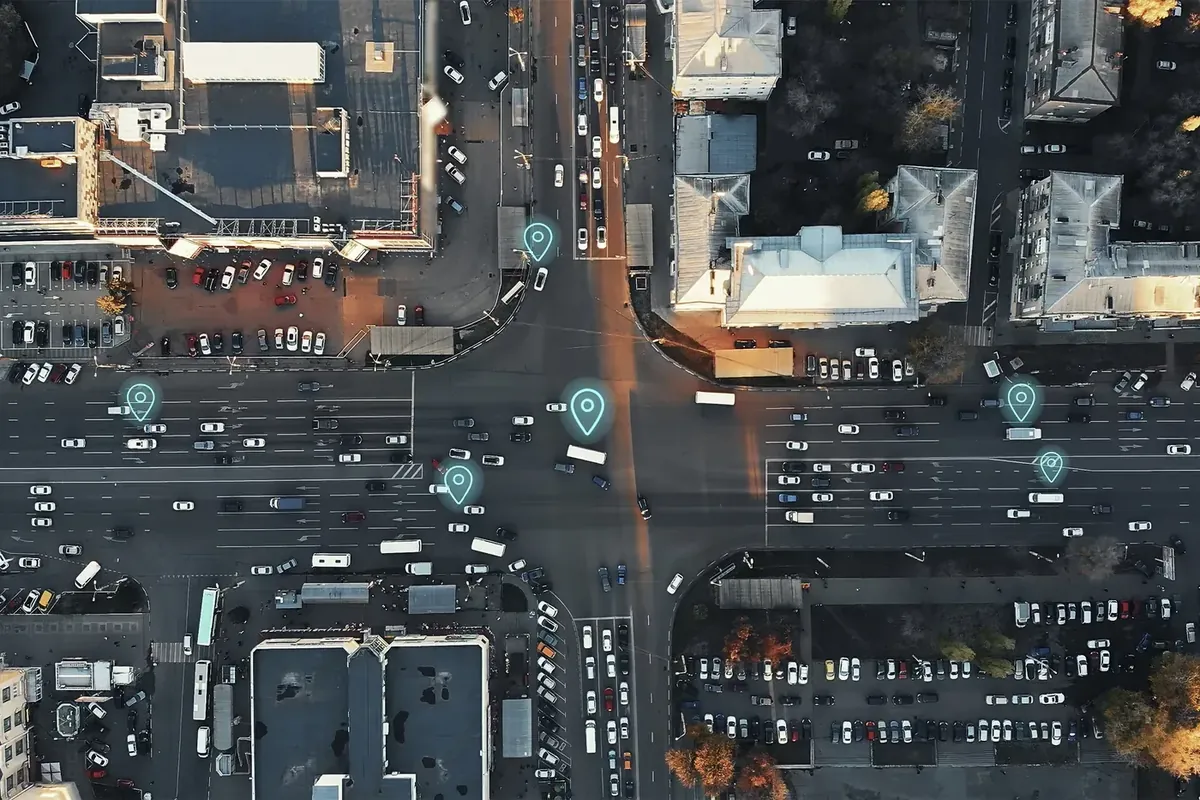 Vue aérienne d'un carrefour urbain avec repères de géolocalisation